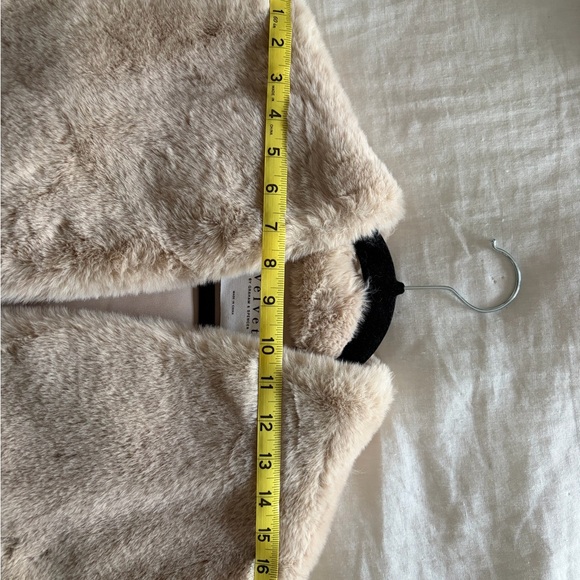 Fabulous faux fur vest with pockets!  The perfect fall/winter layer! - Picture 5 of 7